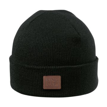 Beanie-met-kunstlederen-badge-Acryl-bedrukken