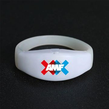 Custom-lichtgevend-LED-armbandje-bedrukken