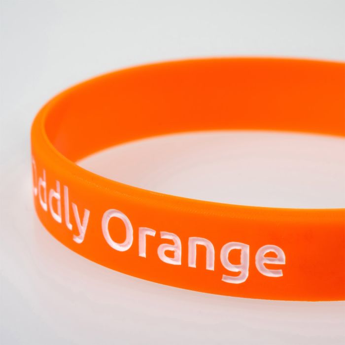 Siliconen polsbandjes debossed 12 mm | met ingevulde gravering